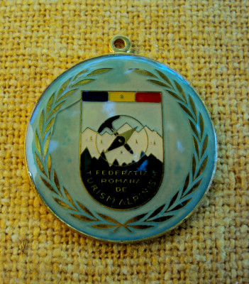 Insigna si medalie Federatia Romana de Turism Alpinism foto