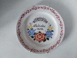 Farfurie decorativă vintage cu inscripție germană &bdquo;Gedenke mein&rdquo;, pictata manual, 21 cm, cu suport metalic pentru agatare