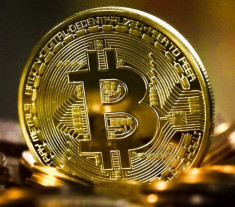 Moneda de colectie Bitcoin, aurie foto