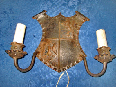 Aplica stil medieval blazon Vultur-Leu diagonala. Metal forjat sistem electric. foto