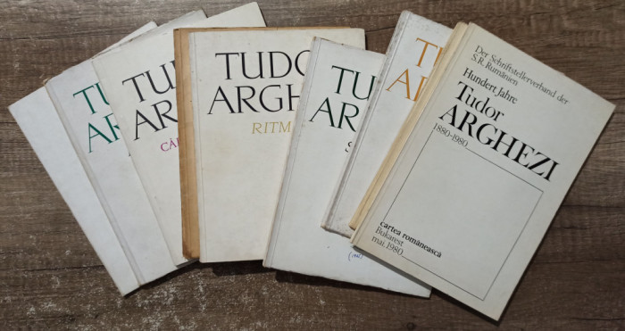 Lot 9 volume de poezie Tudor Arghezi