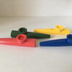 * Lot 4 Kazoo de plastic, pentru copii, de 4 culori diferite