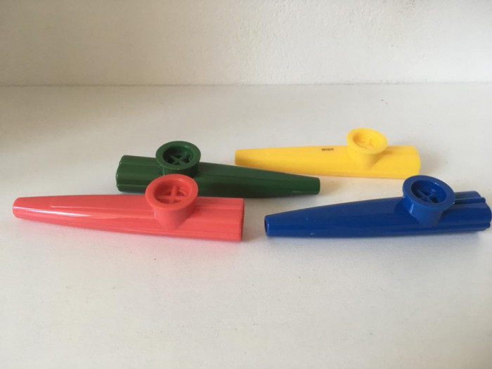 * Lot 4 Kazoo de plastic, pentru copii, de 4 culori diferite