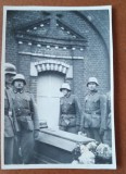 Grup de militari germani din trupele de aviatie, la inmormantarea unui camarad, al doilea razboi mondial
