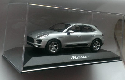 Macheta Porsche Macan 2015 - Minichamps 1/43 foto