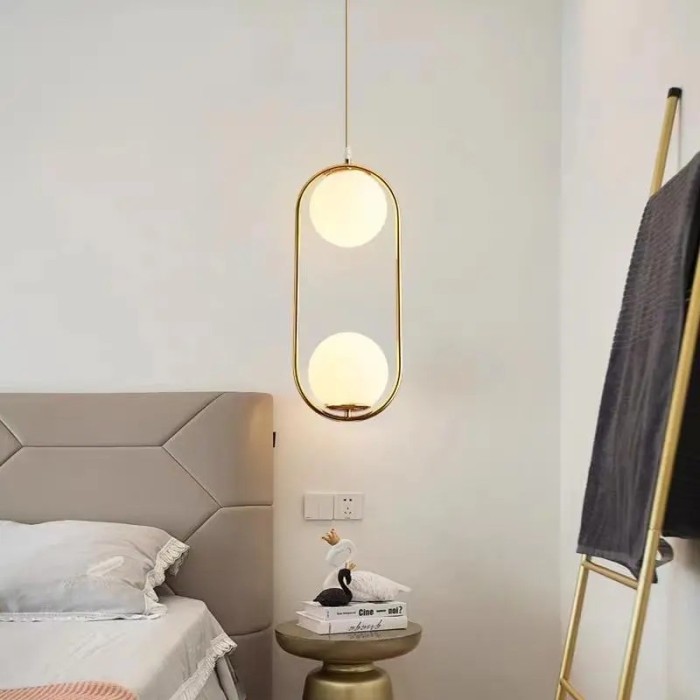 Lustra pe cablu, 2 globuri sticla alba, dulie E27, corp auriu, lungime reglabila maxim 1.5 m