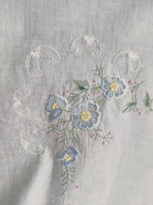 Față de masă cu broderie model floral foto