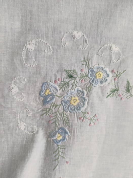 Față de masă cu broderie model floral