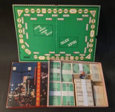 anii 1990 PRIVATIZARE Joc tip MONOPOLY Romanesc Board Game 4 persoane. Post comunist RAR (recomandare varsta: peste 9 ani) Editat de Helicon Banat SA.