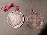2 ornamente Craciun placi de sticla disc imagine in relief, 13 cm diametru