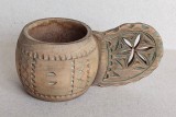 Canita traditionala din lemn sculptat manual, cu toarta cioplita artizanal, vintage anii 60