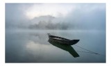 Tablou Canvas, "Barca solitară pe lacul &icirc;nvăluit &icirc;n ceață", Barcă, Ceață, Liniște, Reflecție, Singurătate, 39 x 26 cm, CMCLASS