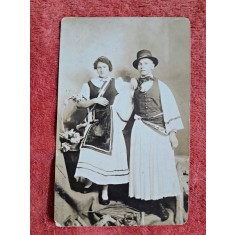 Fotografie tip carte postala, barbat si femeie in costume populare, inceput de secol XX