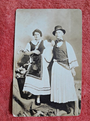 Fotografie tip carte postala, barbat si femeie in costume populare, inceput de secol XX foto