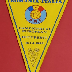 Fanion meci fotbal ROMANIA - ITALIA (16.04.1983) dimensiuni mari 33x23 cm)