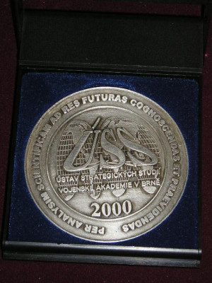QW3 8 - Medalie - tematica invatamant - Academia din Brno - Cehia - 2000 foto