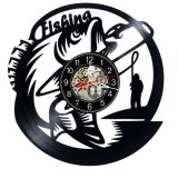 Ceas de perete decorativ realizat din disc de vinil, Model Pescuit Peste Rapitor Pescar Undita Fishing, Negru, 30 cm