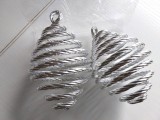 Lot 2 globuri, metal (aluminiu) in forma de spirala, decor Craciun, cca 12cm inaltime, argintiu