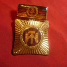 Medalie DDR - Muncim , Invatam pt Socialism , h=4,5cm metal si email
