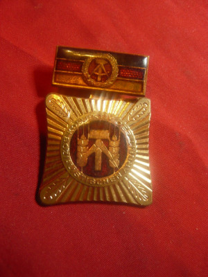 Medalie DDR - Muncim , Invatam pt Socialism , h=4,5cm metal si email foto