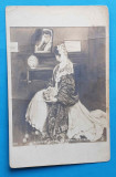 Portret de Femeie picturi celebre - Carte Postala anii 1920 - fata in salon