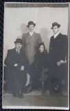 Fotografie tip Carte Postala, Trei barbati si o femeie, 1938