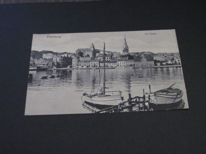 Carte Poștală Vintage Germania - Flensburg &quot;La Port&quot; cu Veliere și Biserica Gotică