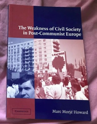 The weakness of civil society in post-Communist Europe / Marc Morje Howard foto