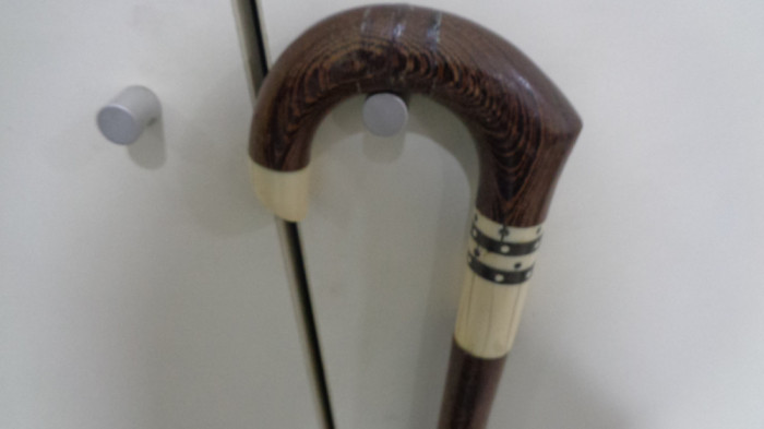 baston vechi din lemn cu os