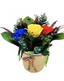 Aranjament floral traditional tricolor cu trandafiri si plante naturale criogenate (Albastru Galben Rosu)
