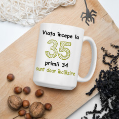 Cană personalizată "Viața începe la 35..." Albastru interior