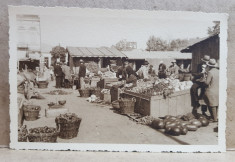 BRAILA , PIATA REGALA , CLIENTI PRINTRE TARABE SI COSURI CU LEGUME SI FRUCTE , FOTOGRAFIE TIP CARTE POSTALA , STUDIO PETRE NESTOR , BRAILA , MONOCROM foto