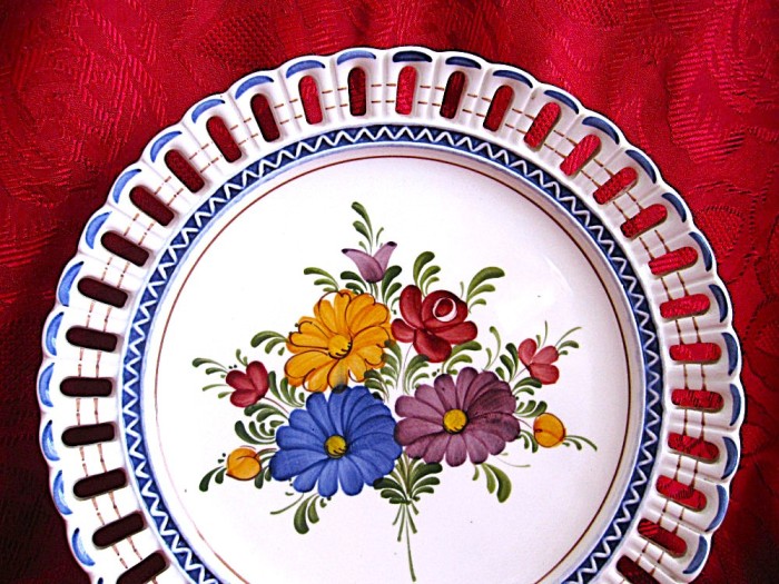 FARFURIE DECORATIVA CERAMICA WECHSLER TIROL AUSTRIA CU BORDURA PERFORATA 24.5 CM