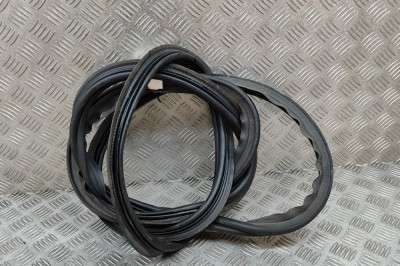 Garnitura de cauciuc haion AUDI Q5 FY 2021 OEM: 80A827705C 29373975 foto