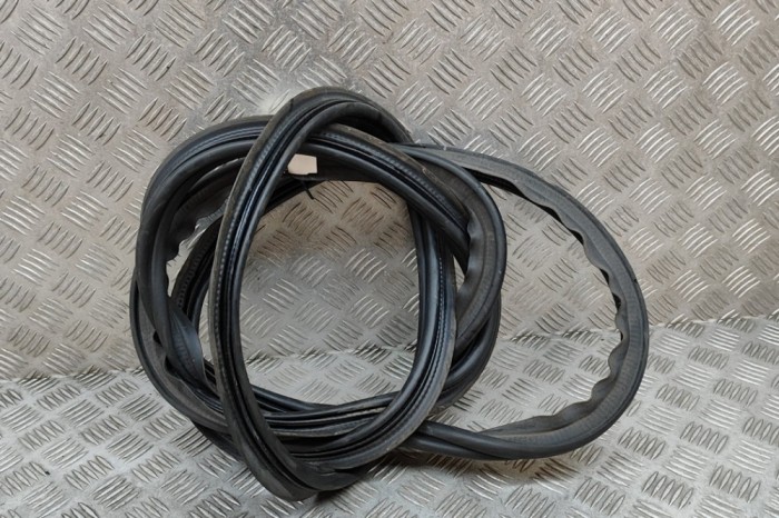Garnitura de cauciuc haion AUDI Q5 FY 2021 OEM: 80A827705C 29373975