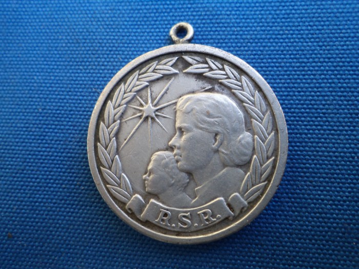 MEDALIA MATERNITATII CLASA A II RSR ARGINTATA / 2
