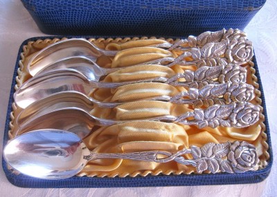 SET LINGURITE ARGINTATE PLACATE CU ARGINT DECOR CU TRANDAFIRI 14 CM foto