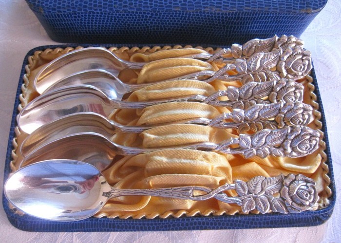 SET LINGURITE ARGINTATE PLACATE CU ARGINT DECOR CU TRANDAFIRI 14 CM