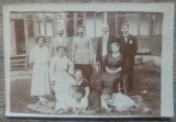 Fotografie de familie, in fata casei