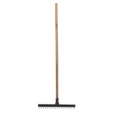 Grebla cu dinti rasuciti, pentru sol, otel, coada din lemn, 18 dinti, 135 cm