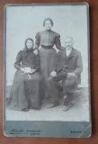 Fotografie pe carton, barbat cu doua femei, inceput de secol XX