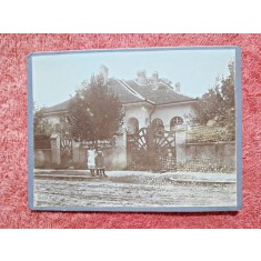 Fotografie tip CDV, doua fetite in fata casei, inceput de secol XX