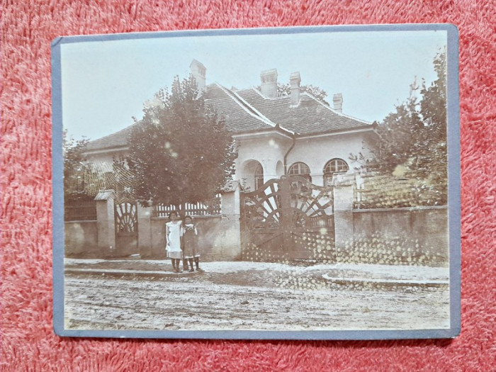 Fotografie tip CDV, doua fetite in fata casei, inceput de secol XX