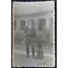 Fotografie, Vanator cu arma si cainele, 1968