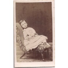Fotografie tip CDV - perioada interbelica, reprezentand un copil