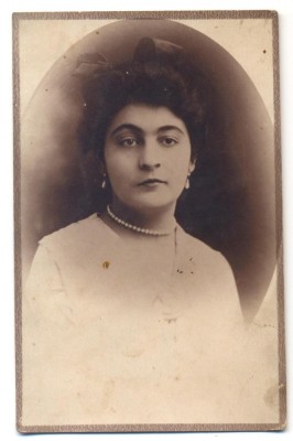 AD 1353 C. P.VECHE- DOAMNA IN TINUTA DE EPOCA foto