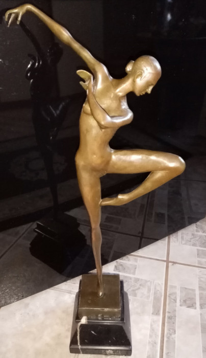 Sculptura, balerina &icirc;n stil Art-Deco din bronz masiv pe soclu din marmura