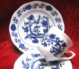 SET SERVICIU MIC DEJUN PORTELAN KORONA MODEL BLUE ONION SET TRIO CEASCA CAFEA CU FARFURII