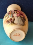 Vaza bibelou din ceramica - portelan? made in Tehwa - China, arta decorativa