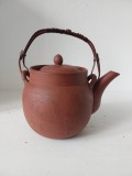 Ceainic japonez vintage din lut cu sita interioara, decorat manual - 14 cm